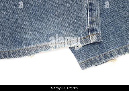 Nahaufnahme von alten blauen Denim Jeans Saum isoliert ohne weißen Hintergrund Stockfoto