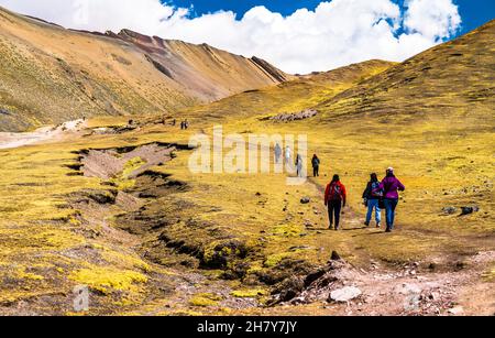 Klettern Sie zum Rainbow Mountain Vinicunca in Peru Stockfoto