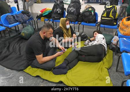 Minsk, Weißrussland. 25th. November 2021. Gestrandete irakische Migranten warten auf die Rückkehr in den Irak am internationalen Flughafen von Minsk in Minsk, Weißrussland, 25. November 2021. Das irakische Außenministerium sagte am Donnerstag, dass es 617 Migranten, die in Belarus gestrandet sind, evakuiert habe, von denen die meisten Frauen, Kinder und ältere Menschen sind. Tausende von Migranten haben sich auf der weißrussischen Seite der Grenze zu Polen versammelt, um nach Polen und dann nach Deutschland einzureisen, um in europäischen Ländern Asyl zu beantragen. Quelle: Henadz Zhinkov/Xinhua/Alamy Live News Stockfoto