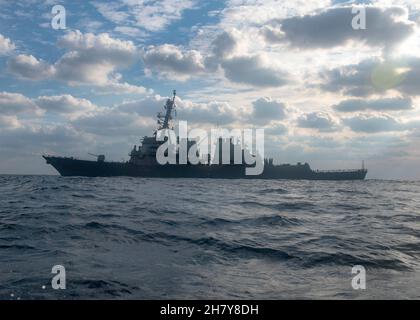 211125-N-TC847-1063 OSTCHINESISCHES MEER (NOV 25, 2021) USS Higgins (DDG 76), ein Lenkflugkörper-Zerstörer der Arleigh Burke-Klasse, fährt im Ostchinesischen Meer. Higgins wird Commander, Task Force (CTF) 71/Destroyer Squadron (DESRON) 15, der größten vorwärtseingesetzten DESRON der Marine und der wichtigsten Surface Force der US-Flotte von 7th, zugewiesen. (USA Navy Foto von Mass Communication Specialist 3rd Class Christine Montgomery/veröffentlicht) Stockfoto