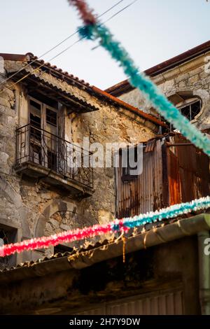 Alte verlassene Wohnung im alten Porto während des traditionellen Stadtfestes, Portugal Stockfoto