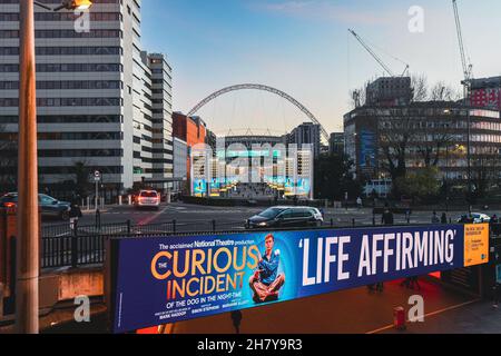 Die jährlichen Winterlichter sind nach Wembley zurückgekehrt, mit dem höchsten LED-Weihnachtsbaum (25m) in Großbritannien und vielen Lichtinstallationen. Die Lichter wurden am 25th. November von Strictly Come Dancing Superstar Neil Jones eingeschaltet, verschiedene Aufführungen fanden auf der Bühne und in anderen Bereichen rund um Olympic Way statt. Findet zwischen Donnerstag, 25th. November 2021, und Dienstag, 4th. Januar 2022 statt. Der Wembley Park ist Londons aufregendste neue Nachbarschaft. Der Wembley Park, der bereits die SSE Arena, Wembley, das Troubadour Wembley Park Theatre und das Wembley Stadium beherbergt, baut auf seinem internationalen Ruf auf. Stockfoto