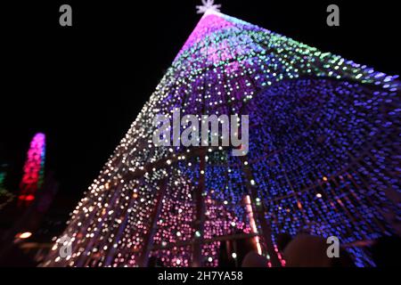 Die jährlichen Winterlichter sind nach Wembley zurückgekehrt, mit dem höchsten LED-Weihnachtsbaum (25m) in Großbritannien und vielen Lichtinstallationen. Die Lichter wurden am 25th. November von Strictly Come Dancing Superstar Neil Jones eingeschaltet, verschiedene Aufführungen fanden auf der Bühne und in anderen Bereichen rund um Olympic Way statt. Findet zwischen Donnerstag, 25th. November 2021, und Dienstag, 4th. Januar 2022 statt. Der Wembley Park ist Londons aufregendste neue Nachbarschaft. Der Wembley Park, der bereits die SSE Arena, Wembley, das Troubadour Wembley Park Theatre und das Wembley Stadium beherbergt, baut auf seinem internationalen Ruf auf. Stockfoto