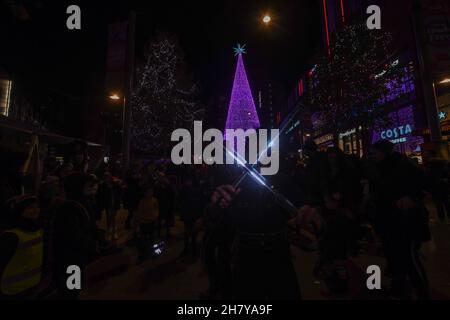 Die jährlichen Winterlichter sind nach Wembley zurückgekehrt, mit dem höchsten LED-Weihnachtsbaum (25m) in Großbritannien und vielen Lichtinstallationen. Die Lichter wurden am 25th. November von Strictly Come Dancing Superstar Neil Jones eingeschaltet, verschiedene Aufführungen fanden auf der Bühne und in anderen Bereichen rund um Olympic Way statt. Findet zwischen Donnerstag, 25th. November 2021, und Dienstag, 4th. Januar 2022 statt. Der Wembley Park ist Londons aufregendste neue Nachbarschaft. Der Wembley Park, der bereits die SSE Arena, Wembley, das Troubadour Wembley Park Theatre und das Wembley Stadium beherbergt, baut auf seinem internationalen Ruf auf. Stockfoto