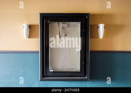 Ein Filmplakat Vitrine. Dieses Gebäude wurde seitdem abgerissen. Stockfoto