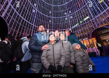 Die jährlichen Winterlichter sind nach Wembley zurückgekehrt, mit dem höchsten LED-Weihnachtsbaum (25m) in Großbritannien und vielen Lichtinstallationen. Die Lichter wurden am 25th. November von Strictly Come Dancing Superstar Neil Jones eingeschaltet, verschiedene Aufführungen fanden auf der Bühne und in anderen Bereichen rund um Olympic Way statt. Findet zwischen Donnerstag, 25th. November 2021, und Dienstag, 4th. Januar 2022 statt. Bhavita und ihre Familie genießen den LED-Weihnachtsbaum mit seinen 100.000 Lichtern. Stockfoto