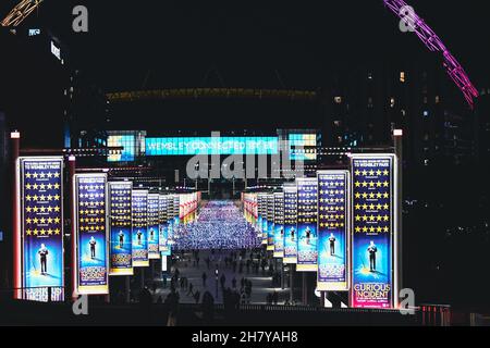 Die jährlichen Winterlichter sind nach Wembley zurückgekehrt, mit dem höchsten LED-Weihnachtsbaum (25m) in Großbritannien und vielen Lichtinstallationen. Die Lichter wurden am 25th. November von Strictly Come Dancing Superstar Neil Jones eingeschaltet, verschiedene Aufführungen fanden auf der Bühne und in anderen Bereichen rund um Olympic Way statt. Findet zwischen Donnerstag, 25th. November 2021, und Dienstag, 4th. Januar 2022 statt. Der Wembley Park ist Londons aufregendste neue Nachbarschaft. Der Wembley Park, der bereits die SSE Arena, Wembley, das Troubadour Wembley Park Theatre und das Wembley Stadium beherbergt, baut auf seinem internationalen Ruf auf. Stockfoto