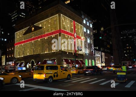 New York City, USA - 16. November 2021: Das Cartier-Juweliergeschäft an der Fifth Avenue ist mit weihnachtlichen Lichtdekorationen hell erleuchtet. Stockfoto