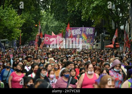 Tag des Kampfes und der Rechtfertigung für die Rechte der Frauen, die alle bestehenden Formen von Geschlechtergewalt sichtbar machen. Im marsch zur Plaza de Mayo, Buenos Aires, Argentinien, am Internationalen Tag der Gewaltlosigkeit gegen Frauen Stockfoto