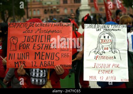 Tag des Kampfes und der Rechtfertigung für die Rechte der Frauen, die alle bestehenden Formen von Geschlechtergewalt sichtbar machen. Im marsch zur Plaza de Mayo, Buenos Aires, Argentinien, am Internationalen Tag der Gewaltlosigkeit gegen Frauen Stockfoto