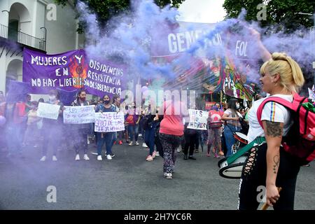 Tag des Kampfes und der Rechtfertigung für die Rechte der Frauen, die alle bestehenden Formen von Geschlechtergewalt sichtbar machen. Im marsch zur Plaza de Mayo, Buenos Aires, Argentinien, am Internationalen Tag der Gewaltlosigkeit gegen Frauen Stockfoto