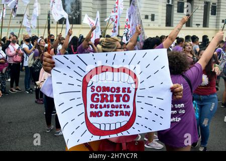 Tag des Kampfes und der Rechtfertigung für die Rechte der Frauen, die alle bestehenden Formen von Geschlechtergewalt sichtbar machen. Im marsch zur Plaza de Mayo, Buenos Aires, Argentinien, am Internationalen Tag der Gewaltlosigkeit gegen Frauen Stockfoto