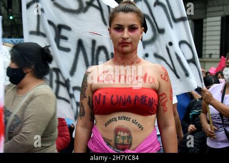 Tag des Kampfes und der Rechtfertigung für die Rechte der Frauen, die alle bestehenden Formen von Geschlechtergewalt sichtbar machen. Im marsch zur Plaza de Mayo, Buenos Aires, Argentinien, am Internationalen Tag der Gewaltlosigkeit gegen Frauen Stockfoto