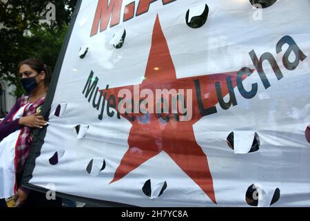 Tag des Kampfes und der Rechtfertigung für die Rechte der Frauen, die alle bestehenden Formen von Geschlechtergewalt sichtbar machen. Im marsch zur Plaza de Mayo, Buenos Aires, Argentinien, am Internationalen Tag der Gewaltlosigkeit gegen Frauen Stockfoto