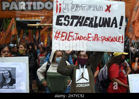 Tag des Kampfes und der Rechtfertigung für die Rechte der Frauen, die alle bestehenden Formen von Geschlechtergewalt sichtbar machen. Im marsch zur Plaza de Mayo, Buenos Aires, Argentinien, am Internationalen Tag der Gewaltlosigkeit gegen Frauen Stockfoto