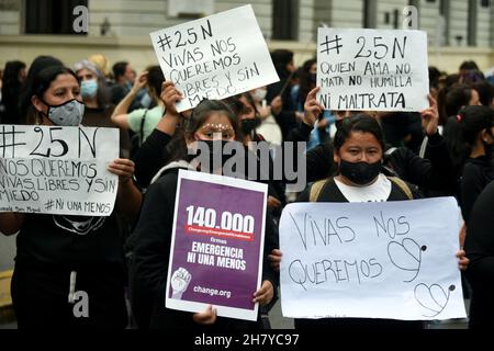 Tag des Kampfes und der Rechtfertigung für die Rechte der Frauen, die alle bestehenden Formen von Geschlechtergewalt sichtbar machen. Im marsch zur Plaza de Mayo, Buenos Aires, Argentinien, am Internationalen Tag der Gewaltlosigkeit gegen Frauen Stockfoto