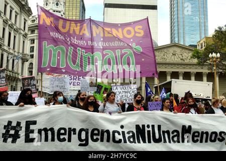 Tag des Kampfes und der Rechtfertigung für die Rechte der Frauen, die alle bestehenden Formen von Geschlechtergewalt sichtbar machen. Im marsch zur Plaza de Mayo, Buenos Aires, Argentinien, am Internationalen Tag der Gewaltlosigkeit gegen Frauen Stockfoto