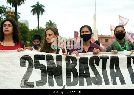 Tag des Kampfes und der Rechtfertigung für die Rechte der Frauen, die alle bestehenden Formen von Geschlechtergewalt sichtbar machen. Im marsch zur Plaza de Mayo, Buenos Aires, Argentinien, am Internationalen Tag der Gewaltlosigkeit gegen Frauen Stockfoto