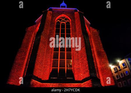 Nijmegen, Niederlande. 25th. November 2021. Der vordere Teil der Marienburger Kapelle ist mit orangefarbenen Lichtern beleuchtet, die die Unterstützung der Kampagne Orange the World zeigen.die Kampagne Orange the World, eine weltweite Kampagne zur Beendigung der Gewalt gegen Frauen, hat heute begonnen. Gebäude in den Niederlanden wurden mit orangefarbenen Lichtern beleuchtet. Orange ist die designierte Farbe, die die UN-Generalsekretärin bis 2030 zur Kampagne „Unite“ (Unite-Kampagne) zur Beendigung von Gewalt gegen Frauen führt. Kredit: SOPA Images Limited/Alamy Live Nachrichten Stockfoto