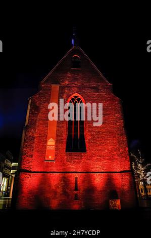 Nijmegen, Niederlande. 25th. November 2021. Die Marienburger Kapelle ist mit orangefarbenen Lichtern beleuchtet. Die Kampagne Orange the World, eine weltweite Kampagne zur Beendigung der Gewalt gegen Frauen, hat heute begonnen. Gebäude in den Niederlanden wurden mit orangefarbenen Lichtern beleuchtet. Orange ist die designierte Farbe, die die UN-Generalsekretärin bis 2030 zur Kampagne „Unite“ (Unite-Kampagne) zur Beendigung von Gewalt gegen Frauen führt. Kredit: SOPA Images Limited/Alamy Live Nachrichten Stockfoto