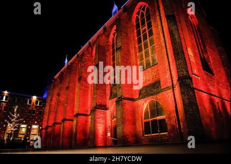 Nijmegen, Niederlande. 25th. November 2021. Die Marienburger Kapelle in Nijmegen leuchtet mit orangefarbenen Lichtern zur Unterstützung der Kampagne Orange the World. Die Kampagne Orange the World, eine weltweite Kampagne zur Beendigung der Gewalt gegen Frauen, hat heute begonnen. Gebäude in den Niederlanden wurden mit orangefarbenen Lichtern beleuchtet. Orange ist die designierte Farbe, die die UN-Generalsekretärin bis 2030 zur Kampagne „Unite“ (Unite-Kampagne) zur Beendigung von Gewalt gegen Frauen führt. Kredit: SOPA Images Limited/Alamy Live Nachrichten Stockfoto