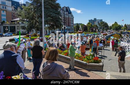 Demonstranten auf den Straßen von Victoria BC. Inner Harbour in Victoria war voller Menschen, die aus friedlichen Protesten ausgingen Stockfoto