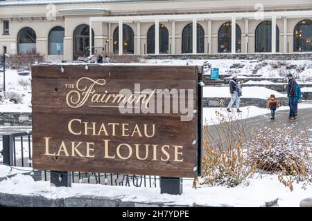 November 6 2021 Lake Louise Alberta Kanada - Fairmont Chateau Lake Louise Hotelschild Stockfoto