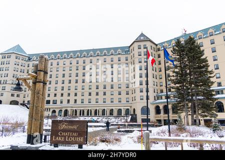 November 6 2021 Lake Louise Alberta Kanada - Fairmont Chateau Lake Louise Hotelgebäude Stockfoto