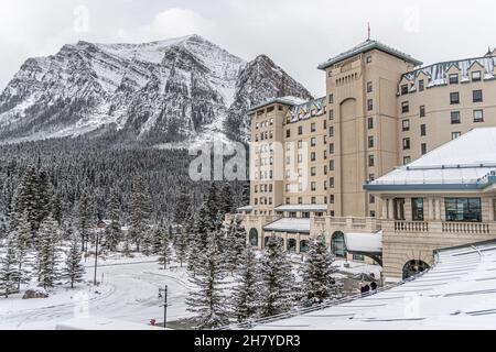 November 6 2021 Lake Louise Alberta Kanada - Fairmont Chateau Lake Louise Hotelgebäude Stockfoto