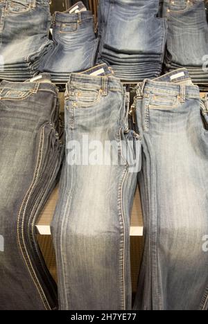 Shop-Display - Jeans gefaltet und auf Tisch gestapelt Stockfoto