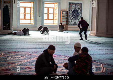 Kirgisistan, innerhalb der zentralen Moschee in Bischkek Stockfoto