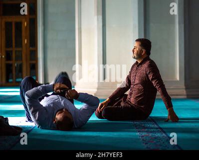 Kirgisistan, innerhalb der zentralen Moschee in Bischkek Stockfoto