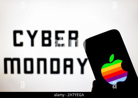 Polen. 24th. November 2021. In dieser Abbildung wird ein Apple-Logo auf einem Smartphone mit einem Cyber Monday im Hintergrund angezeigt. Kredit: SOPA Images Limited/Alamy Live Nachrichten Stockfoto