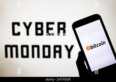 Polen. 24th. November 2021. In dieser Abbildung wird ein Bitcoin-Logo auf einem Smartphone mit einem Cyber Monday im Hintergrund angezeigt. Kredit: SOPA Images Limited/Alamy Live Nachrichten Stockfoto