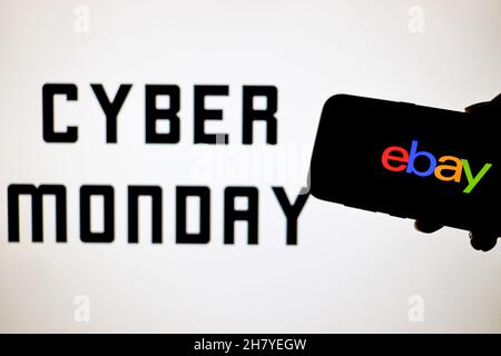 Polen. 24th. November 2021. In dieser Abbildung wird ein eBay-Logo auf einem Smartphone mit einem Cyber Monday im Hintergrund angezeigt. Kredit: SOPA Images Limited/Alamy Live Nachrichten Stockfoto