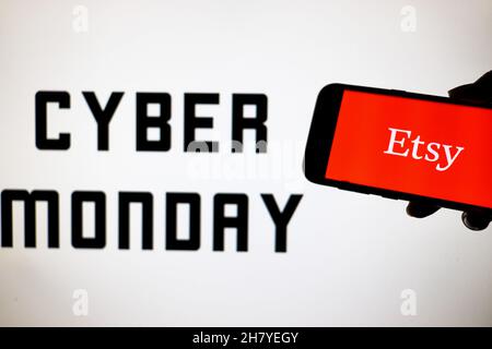 Polen. 24th. November 2021. In dieser Abbildung wird ein Etsy-Logo auf einem Smartphone mit einem Cyber Monday im Hintergrund angezeigt. Kredit: SOPA Images Limited/Alamy Live Nachrichten Stockfoto