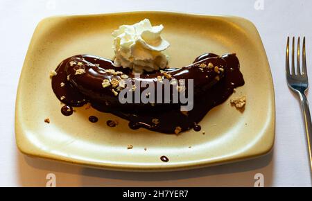 Gebratene Banane mit Schokolade Stockfoto