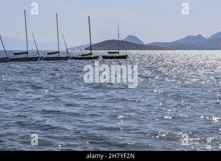Blaues Meer, das in der Sonne funkelt. Schöne Küste mit Inseln, Bergen und Yachten. Sommerferien Konzept Stockfoto