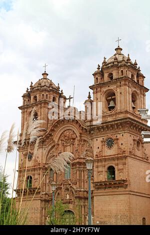 Spanische Barockarchitektur Stil der Kirche der Gesellschaft Jesu oder Iglesia de la Compania de Jesus Fassade, Historisches Zentrum von Cusco, Peru Stockfoto