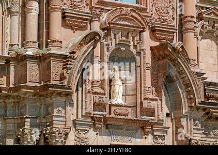 Unglaubliche Fassade der Kirche der Gesellschaft Jesu oder Iglesia de la Compania de Jesus im spanischen Barockstil, historisches Zentrum von Cusco Stockfoto