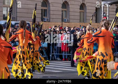 NEW YORK, NY - 25. NOVEMBER: Während der jährlichen Macy's Thanksgiving Day Parade 95th am 25. November 2021 in New York City beobachten die Menschen die marschierenden Bands. Stockfoto