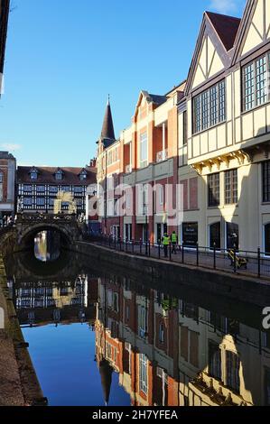 Der Fluss Witham mit der mittelalterlichen hohen Brücke im Stadtzentrum von Lincoln Stockfoto