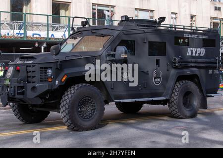 NEW YORK, NY - 25. NOVEMBER: NYPD fährt gepanzerte Autos am Ende der jährlichen Macy's Thanksgiving Day Parade 95th am 25. November 2021 in New York City. Stockfoto