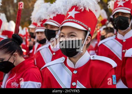 NEW YORK, NY - 25. NOVEMBER: Macy's Bandmitglieder bereiten sich während der jährlichen Macy's Thanksgiving Day Parade 95th am 25. November 2021 in New York City vor. Stockfoto