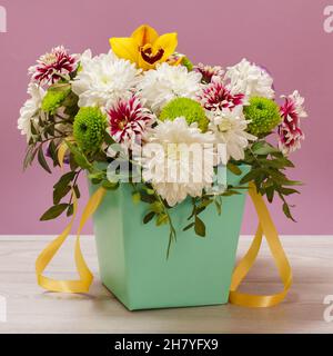 Schönes Bouquet von verschiedenen Blumen im dekorativen Blumentopf. Stockfoto