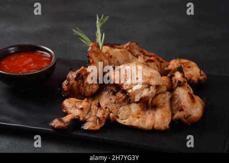 Gegrillte marinierte, ohne Knochen, hähnchenlose Hähnchenschenkel ((Pargiot). Traditionelles israelisches Gericht Stockfoto