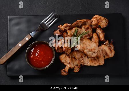 Gegrillte marinierte, ohne Knochen, hähnchenlose Hähnchenschenkel ((Pargiot). Traditionelles israelisches Gericht Stockfoto