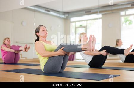 Frauen machen eine Bootshaltung Stockfoto