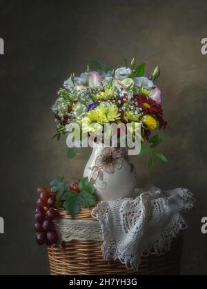 Stillleben mit Blumenstrauß und Traubenstrauß Stockfoto