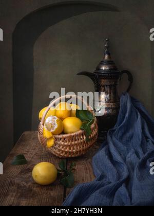 Stillleben mit Zitronen und Kupferkrug Stockfoto